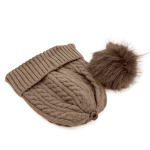 Топла зимна шапка с помпон - бяла 