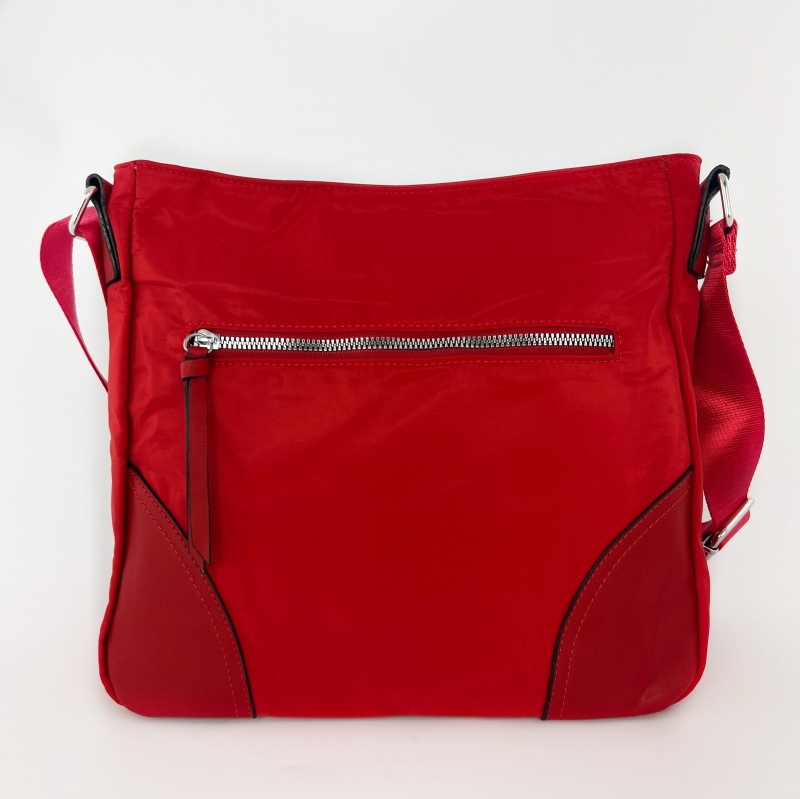 Дамска чанта за през рамо от водоустойчив материал - червена