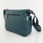 Чанта за през рамо с много джобове - светло синя 