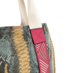 Удобна дамска чанта със змийски принт - фуксия 