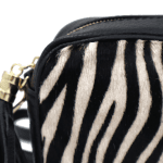 Чанта за през рамо от естествена кожа с животински принт - черна
