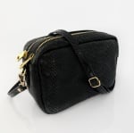 Чанта за през рамо от естествена кожа с крокодилски принт Bella - черна 