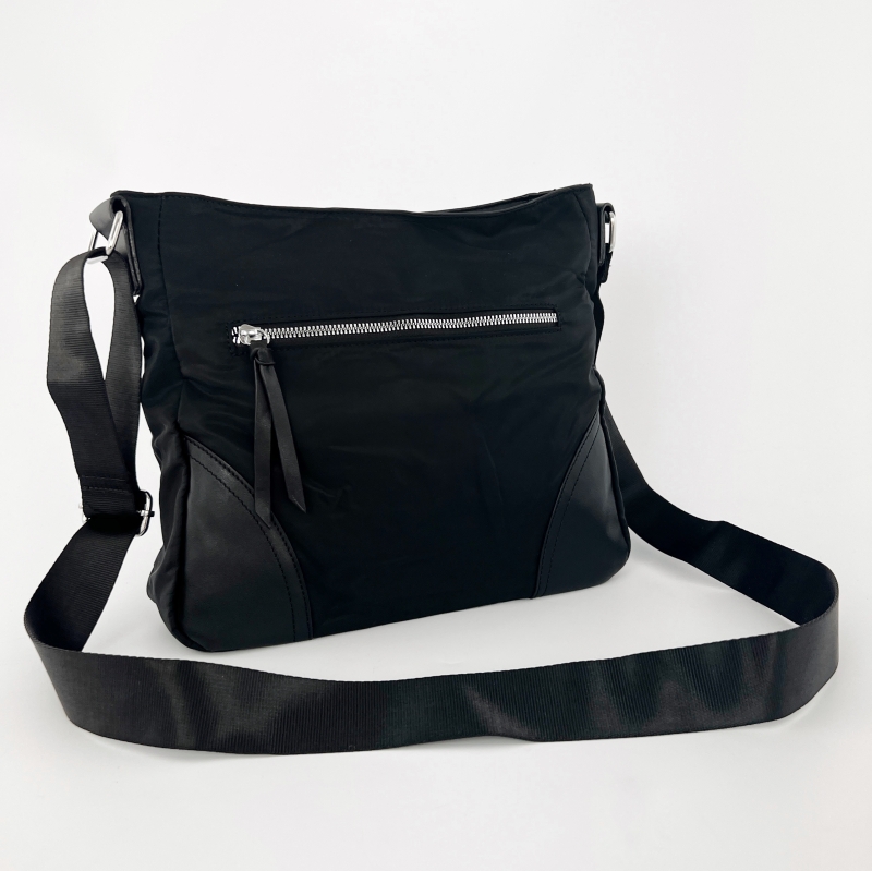 Дамска чанта за през рамо от водоустойчив материал - черна 