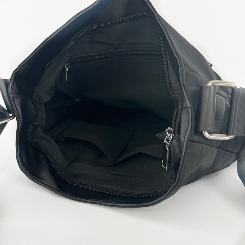 Дамска чанта за през рамо от водоустойчив материал - черна 