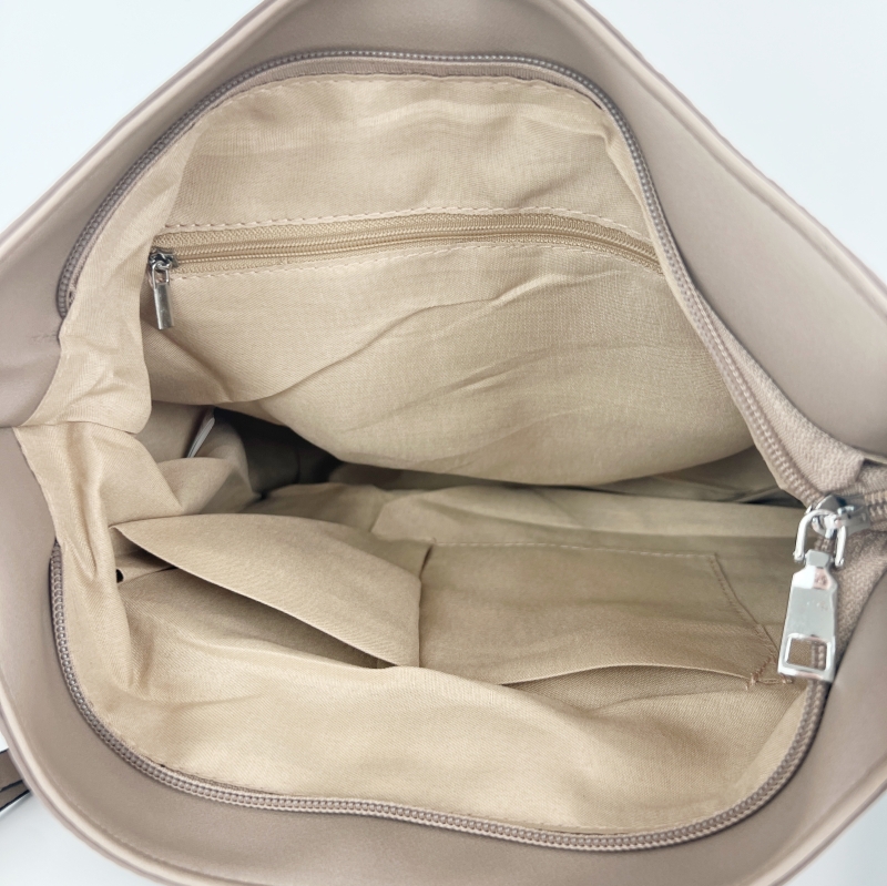 Дамска чанта за през рамо от водоустойчив материал - светло кафява 